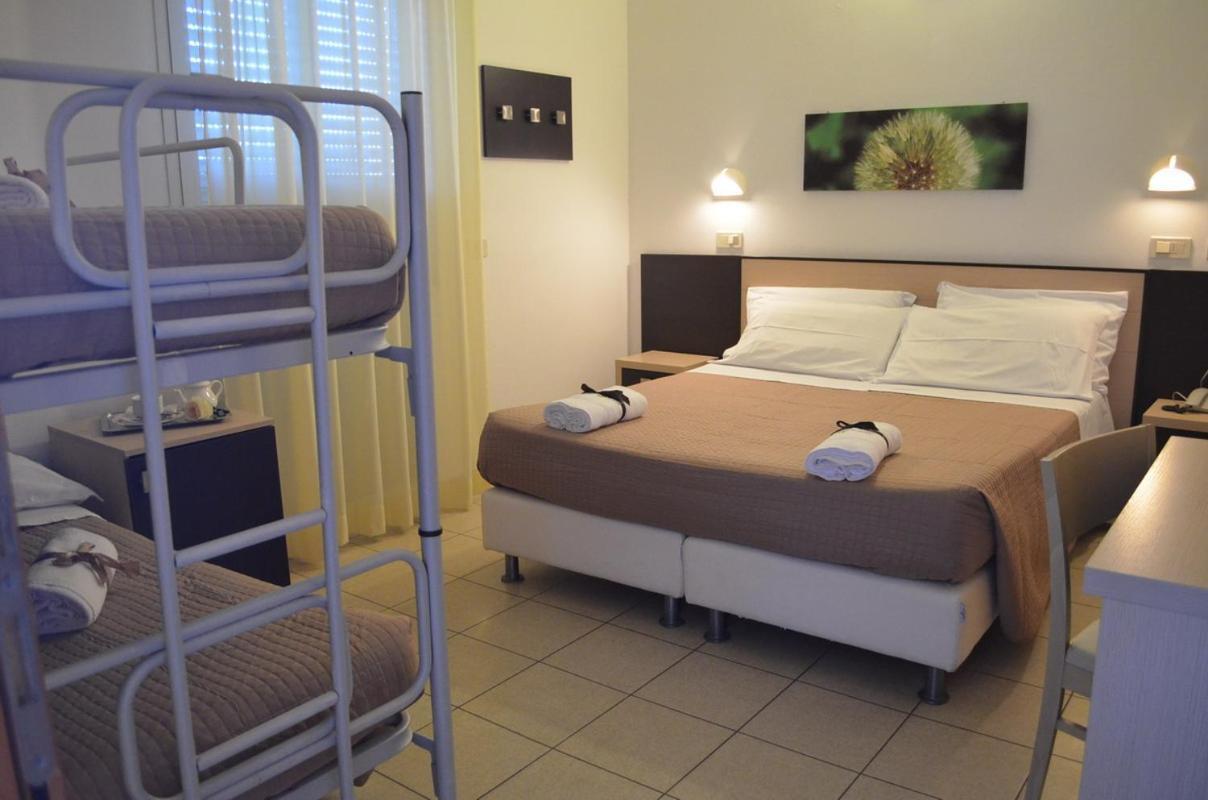 Hotel Europa Мілано-Маріттіма Номер фото
