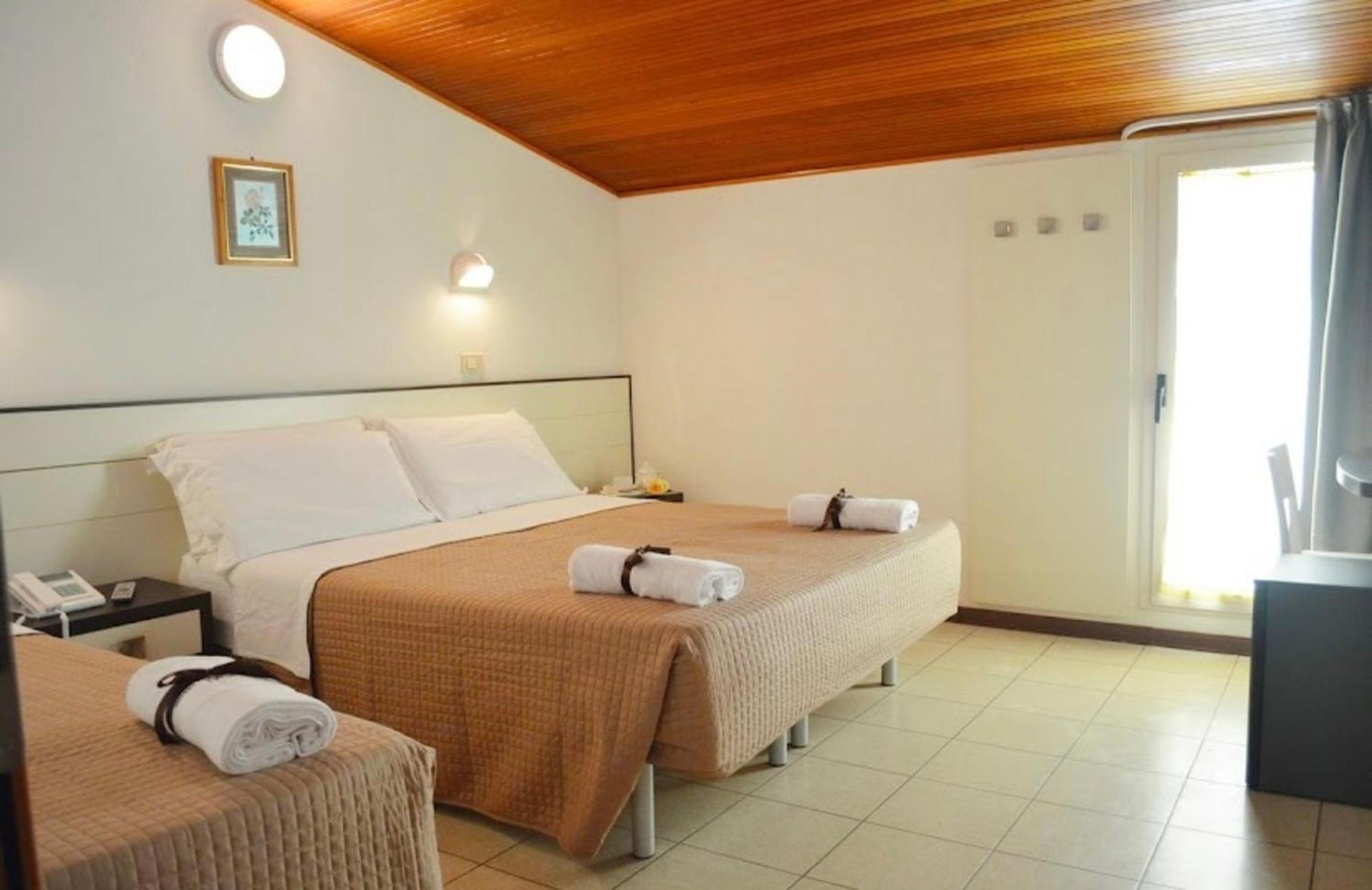 Hotel Europa Мілано-Маріттіма Номер фото